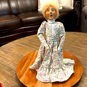 BYERS’S CHOICE LTD. THE CAROLERS 2002 TRADITIONAL WOMAN